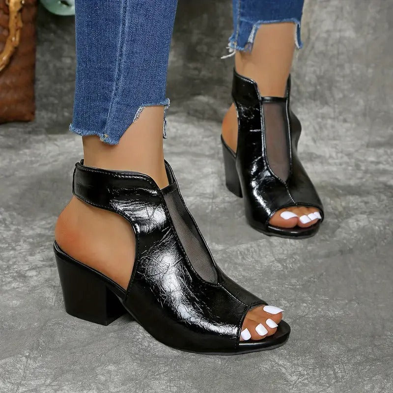 Sandali donna neri lucidi, tacco compensato e punta aperta. Perfetti per la moda estiva, comfort e stile.