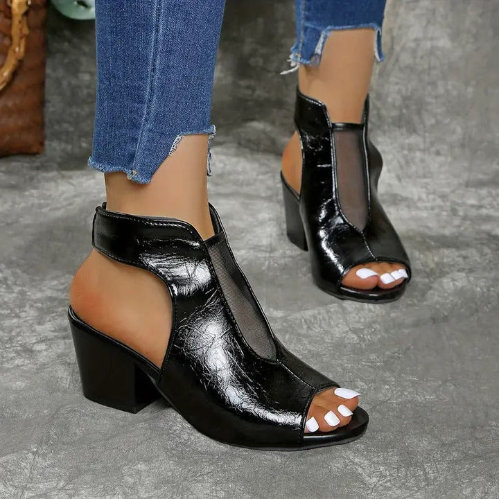 Sandali donna neri lucidi, tacco compensato e punta aperta. Perfetti per la moda estiva, comfort e stile.