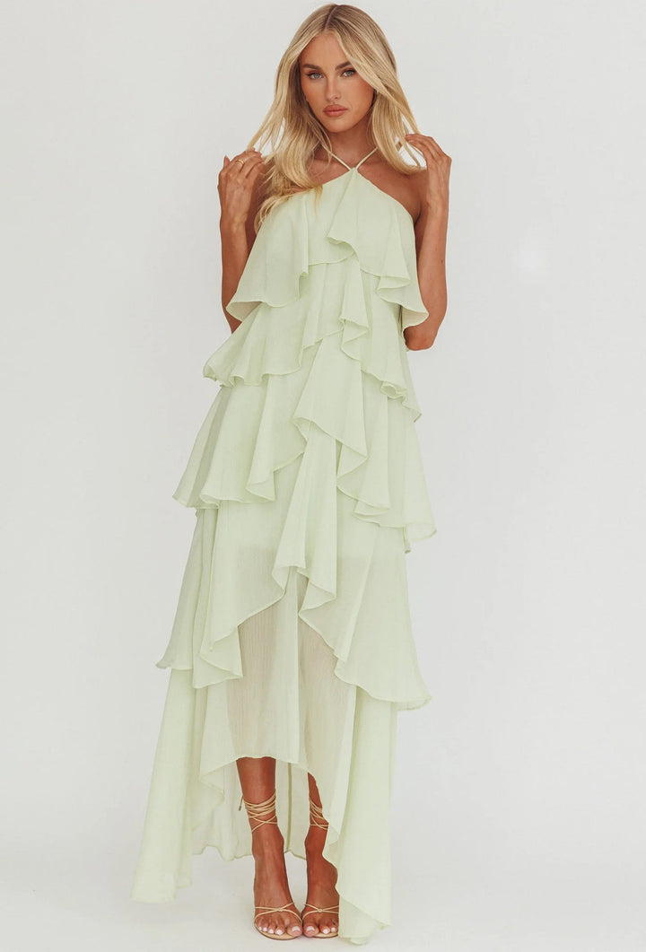 Spalle scoperte su abito lungo donna con stampa floreale estiva, per un look alla moda.