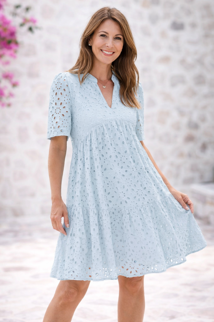 Raffinato abito da donna ricamato, dal taglio fluido, per un look elegante e chic di primavera.
