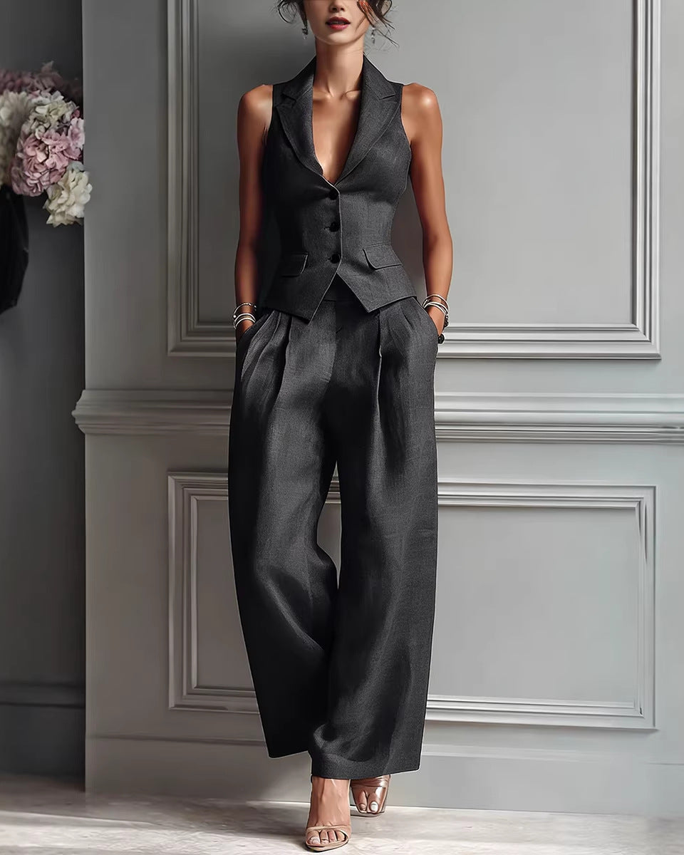 Gilet donna elegante abbinato a pantaloni dritti. Completo due pezzi ideale per un look sofisticato da ufficio.