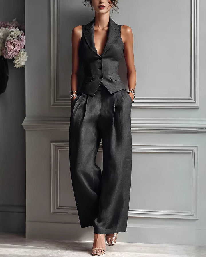 Gilet donna elegante abbinato a pantaloni dritti. Completo due pezzi ideale per un look sofisticato da ufficio.