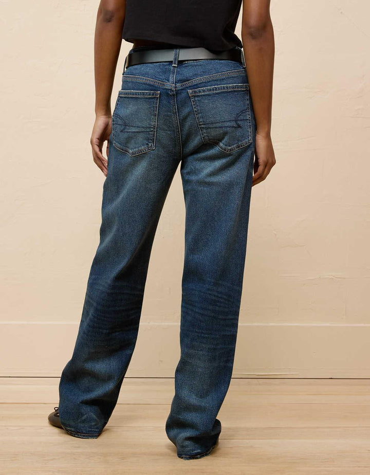 Pantaloni jeans donna moderni, vita bassa e gamba affusolata per comfort quotidiano e stile rilassato.