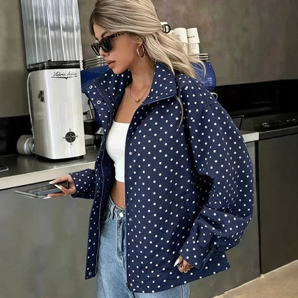 Giacca corta donna primaverile a pois per un look elegante o casual. Ideale per l'ufficio o il tempo libero.