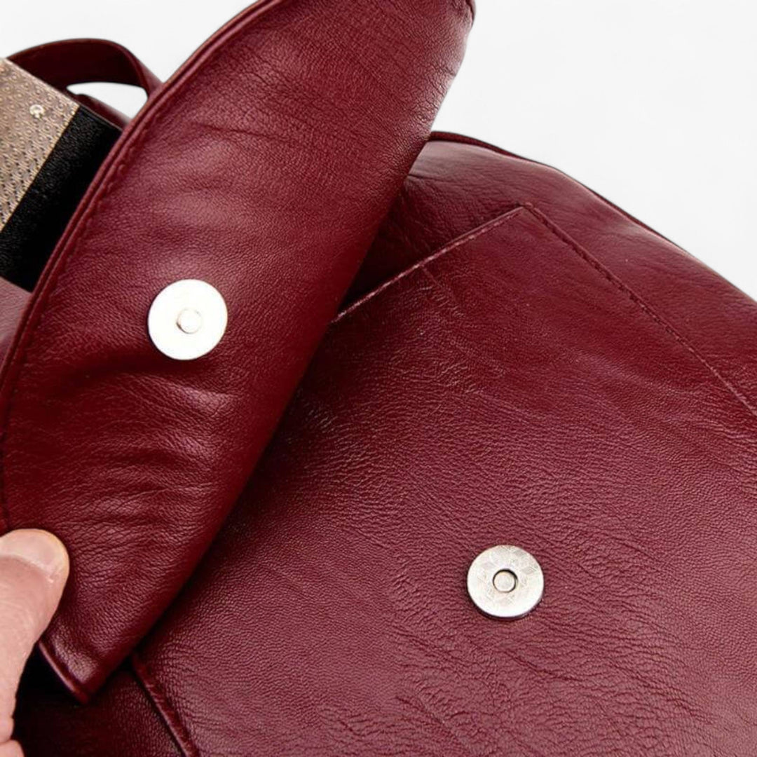 Pratico zaino da viaggio donna, multicolore con patta, ampio spazio e comfort.