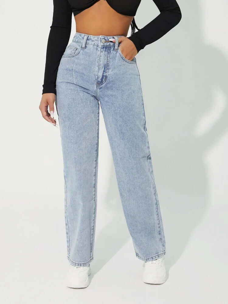 Jeans donna a vita alta con gamba dritta e vestibilità comoda, chiusura a zip, per un abbigliamento casual.