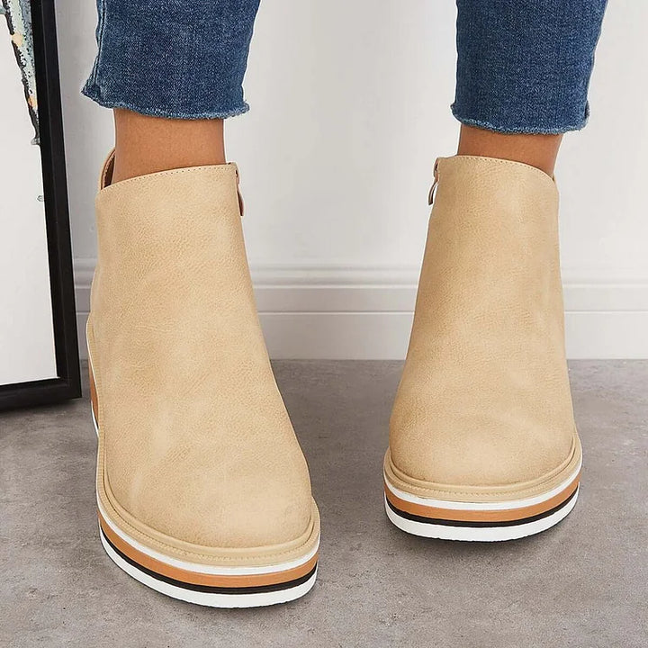 Stivali donna in suede marrone, perfetti per un outfit autunnale elegante e confortevole. Moda femminile.