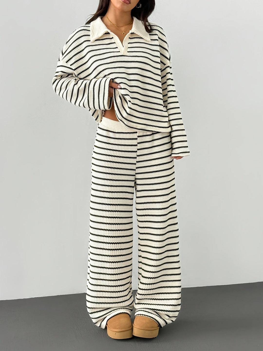 Completo loungewear donna a righe, due pezzi. Abbigliamento casual moderno per relax, homewear chic o viaggio confortevole.