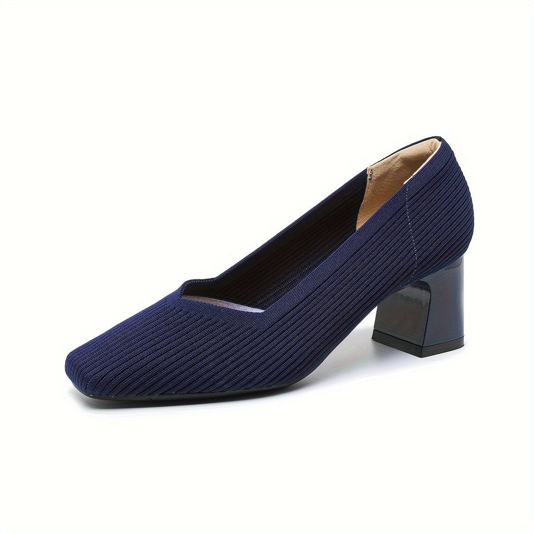Décolleté donna a tacco largo dal design classico, con comfort della tomaia elasticizzata e soletta.