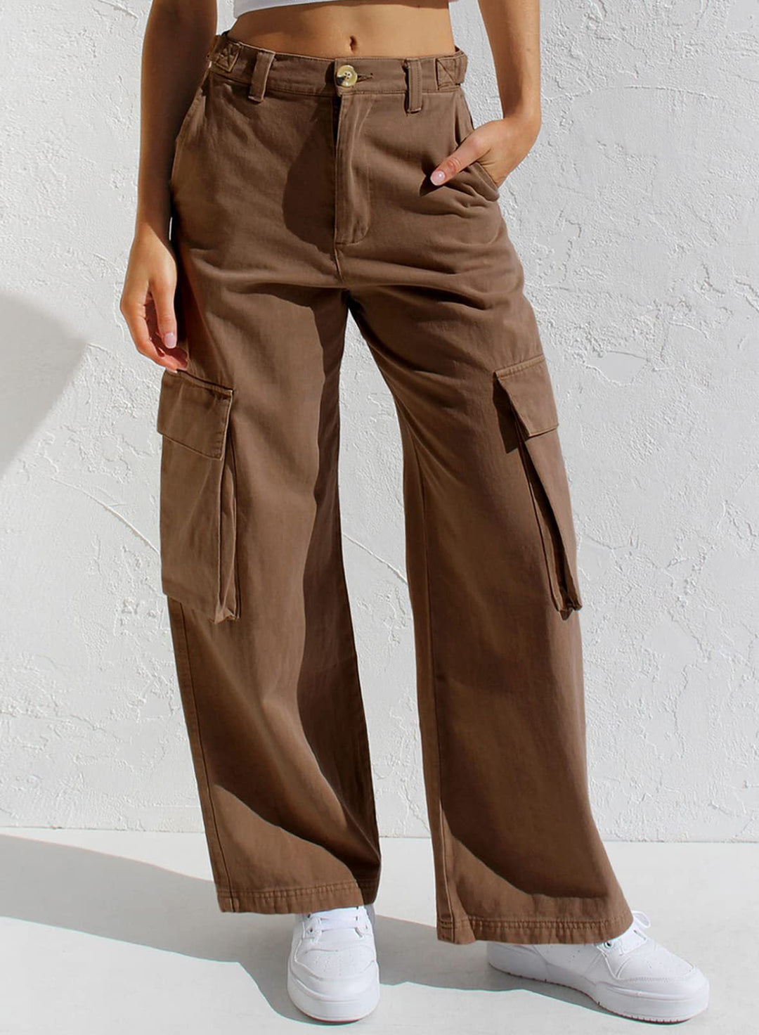Donna indossa pantaloni ampi workwear a vita bassa, perfetti per un outfit casual e funzionale ogni giorno.