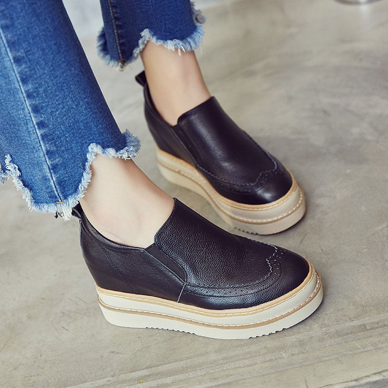 Sneakers donna slip-on casual con zeppa nascosta. Comfort e stile per moda quotidiana, versatili in bianco o nero.