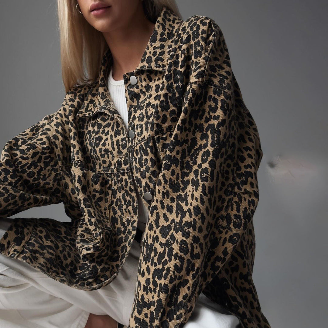 Giacca donna denim con audace stampa leopardo marrone/grigio. Capospalla versatile per look distintivi autunno inverno.