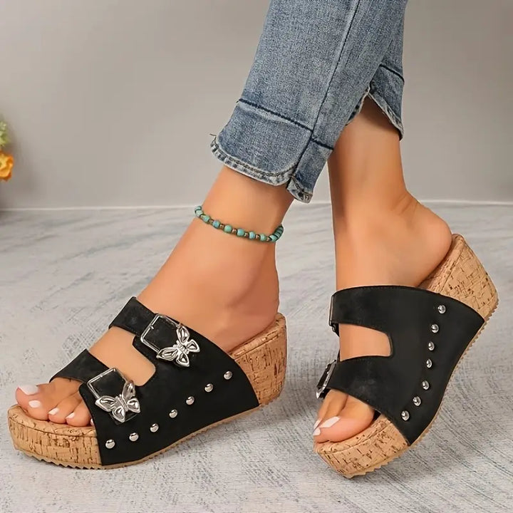 Sandali donna estivi con zeppa alta, design raffinato e farfalla decorativa. Ideali per look eleganti e casual.
