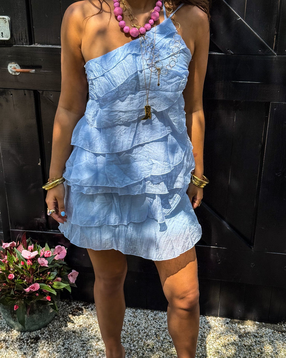Mini vestito estivo casual con volant, per un comfort chic e rilassato.