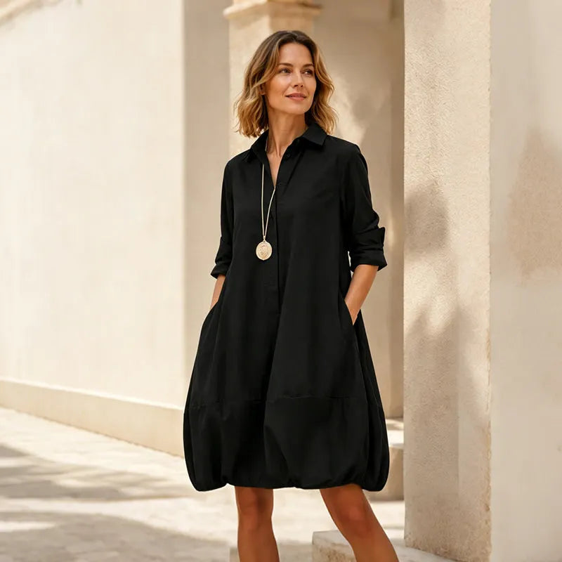 Vestito donna estivo dal taglio ampio e comodo, con colletto e abbottonatura casual.