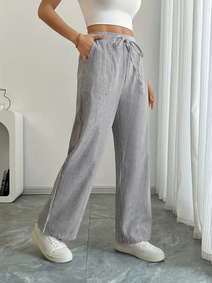 Donna, pantaloni ampi a righe, vita alta, per un comfort senza pari e un look trendy.