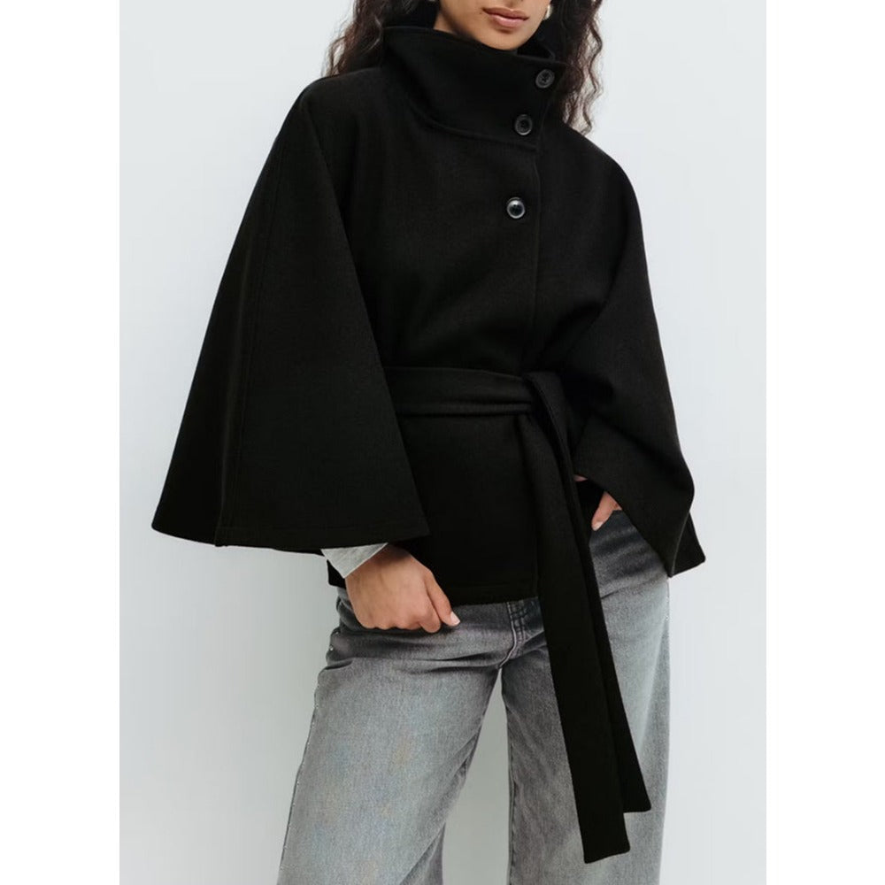 Donna indossa cappotto a mantella invernale con collo alto, look versatile per un abbigliamento femminile chic.