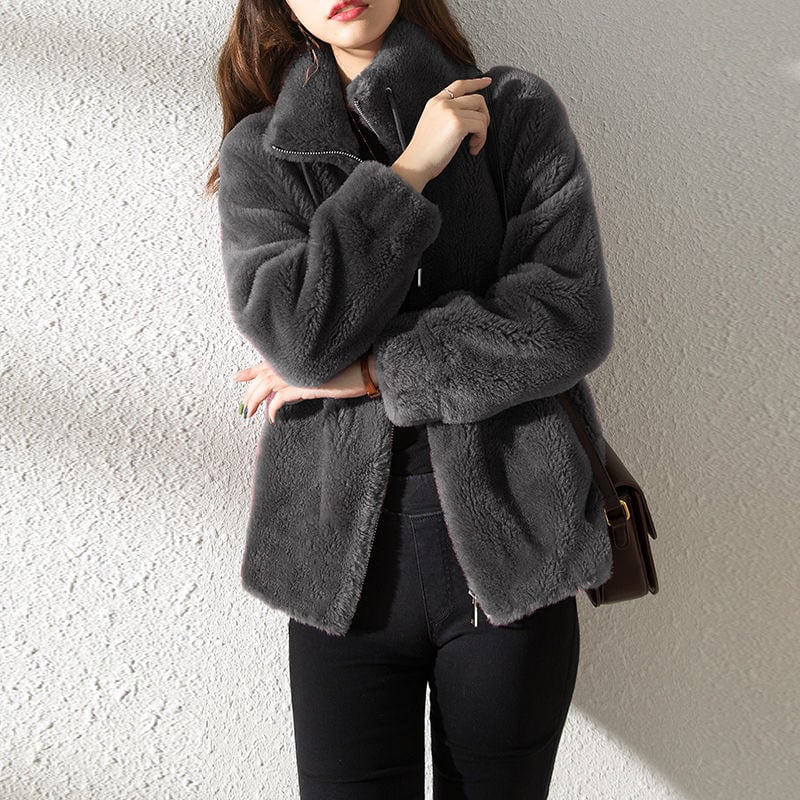 Giacca in pile donna colore neutro, morbida e calda. Perfetta per abbigliamento invernale casual-elegante e comfort.
