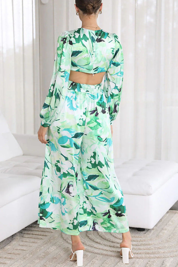 Outfit sera: Tuta donna elegante con stampa floreale, schiena scoperta e maniche lunghe, stile raffinato.