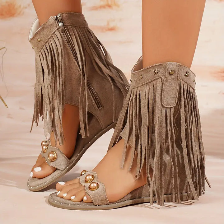 Calzature estive: sandali da donna con frange, un mix di eleganza e comodità per la moda.