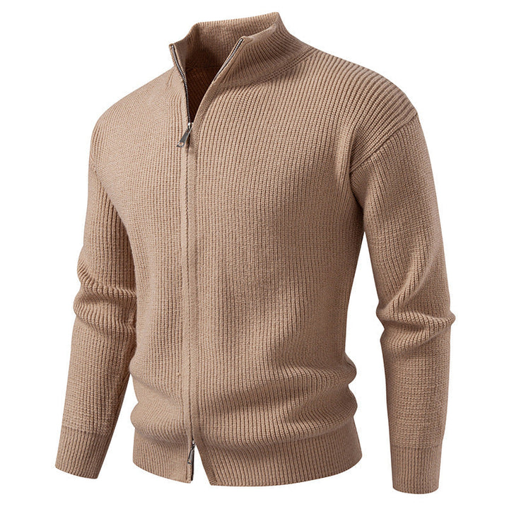 Cardigan uomo con cerniera, vestibilità slim. Look moderno e confortevole per la primavera, moda maschile.