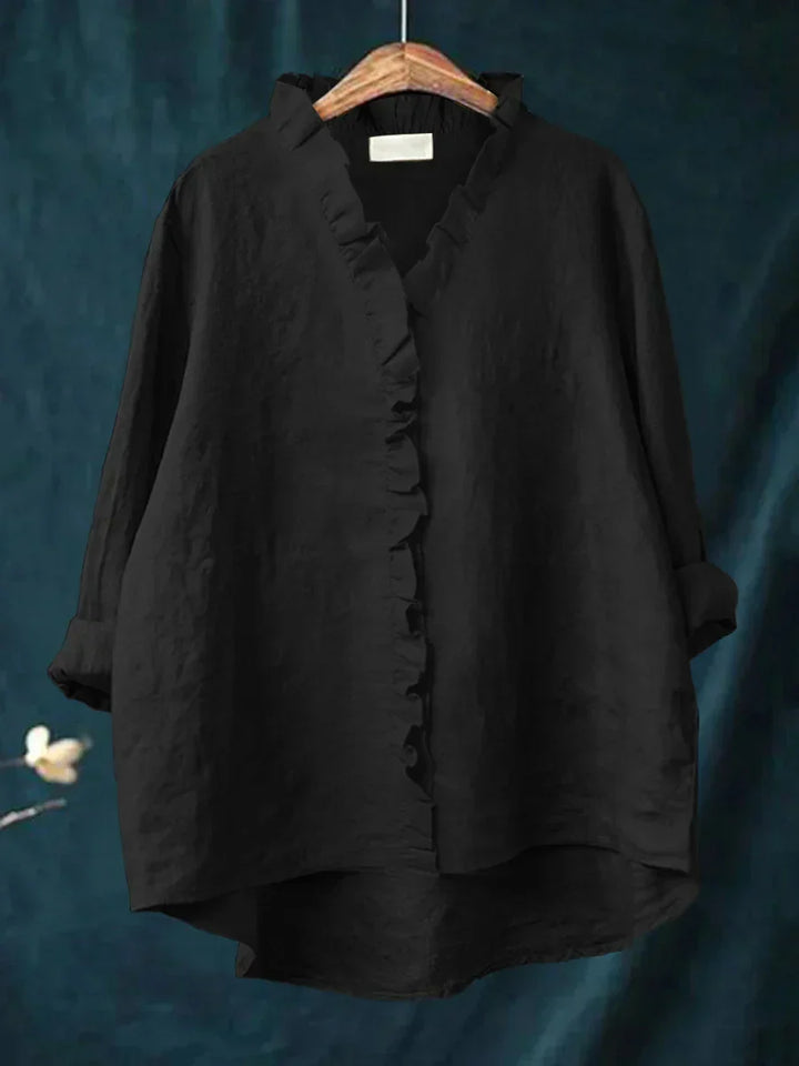 Outfit estivo: Camicia da donna in lino leggero, scollo a V e volant, per un look fresco e chic.