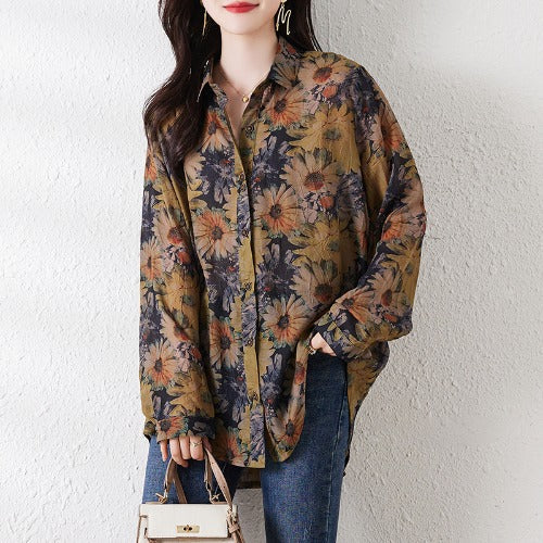 Blusa donna plus size comoda con stampa astratta, revers e vestibilità ampia. Ideale per outfit casual o eleganti.