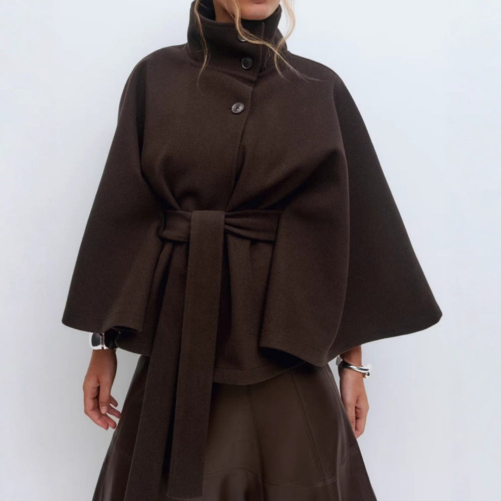 Primo piano del collo alto del cappotto a mantella donna, caldo ed elegante per l'inverno. Stile chic.