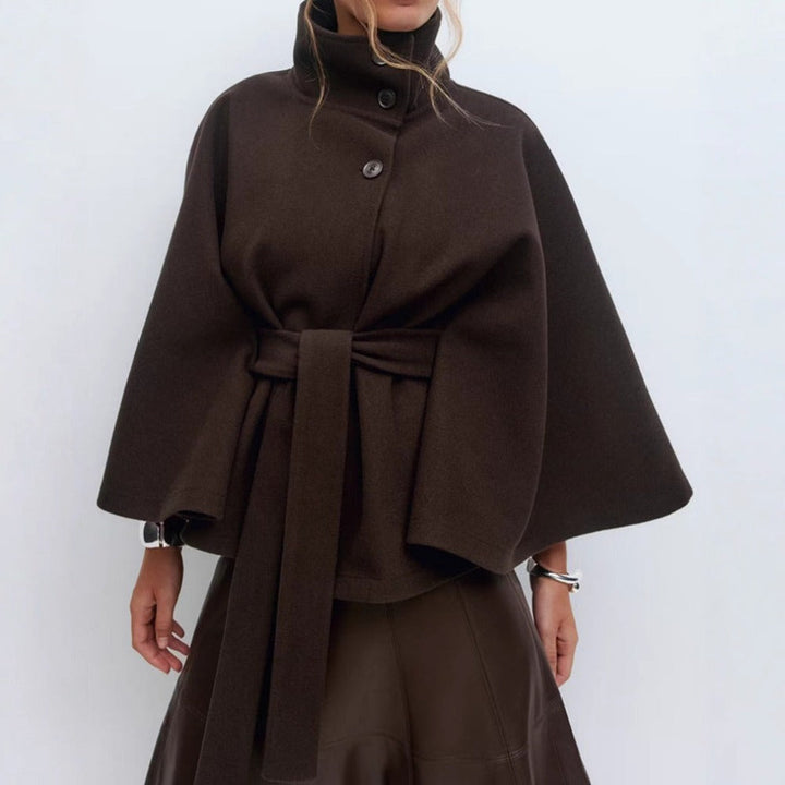 Primo piano del collo alto del cappotto a mantella donna, caldo ed elegante per l'inverno. Stile chic.