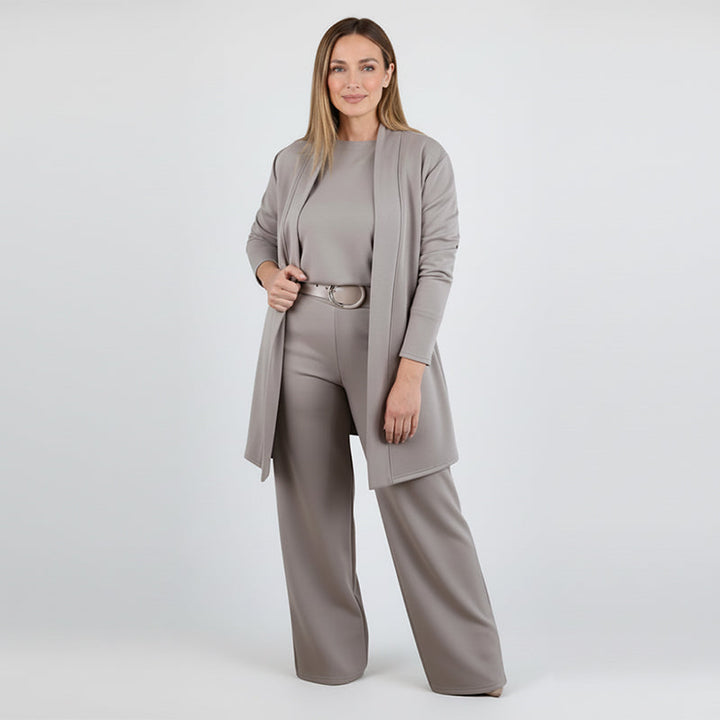 Completo donna tre pezzi elegante: cardigan lungo, top e pantaloni larghi per un outfit casual chic autunnale.