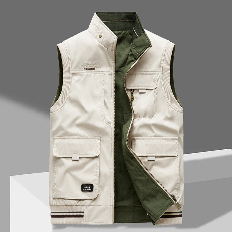 Uomo indossa gilet reversibile multitasche per attività outdoor autunno/inverno, look pratico e confortevole.