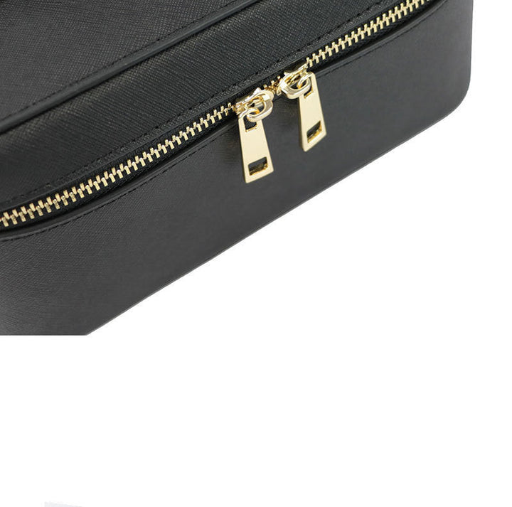 Beauty case da viaggio portatile per donna, in vera pelle, per un'organizzazione impeccabile.