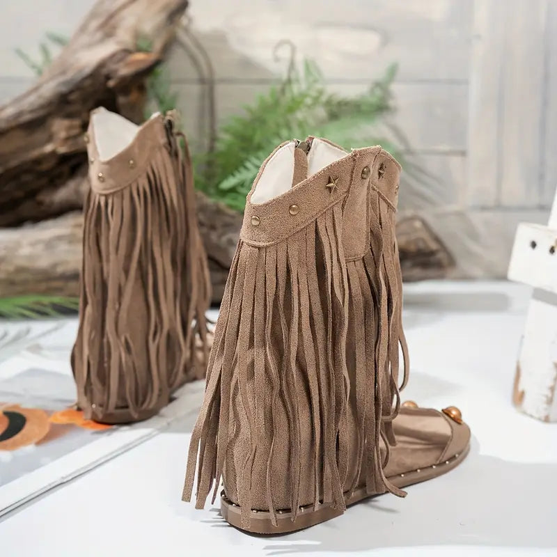 Sandali da donna con frange indossati, per un look estivo casual e confortevole.