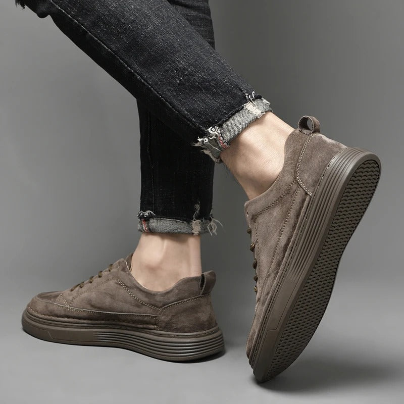 Sneakers uomo in colori beige, bianco e arancio, con soletta ammortizzata per ampia vestibilità e comfort.