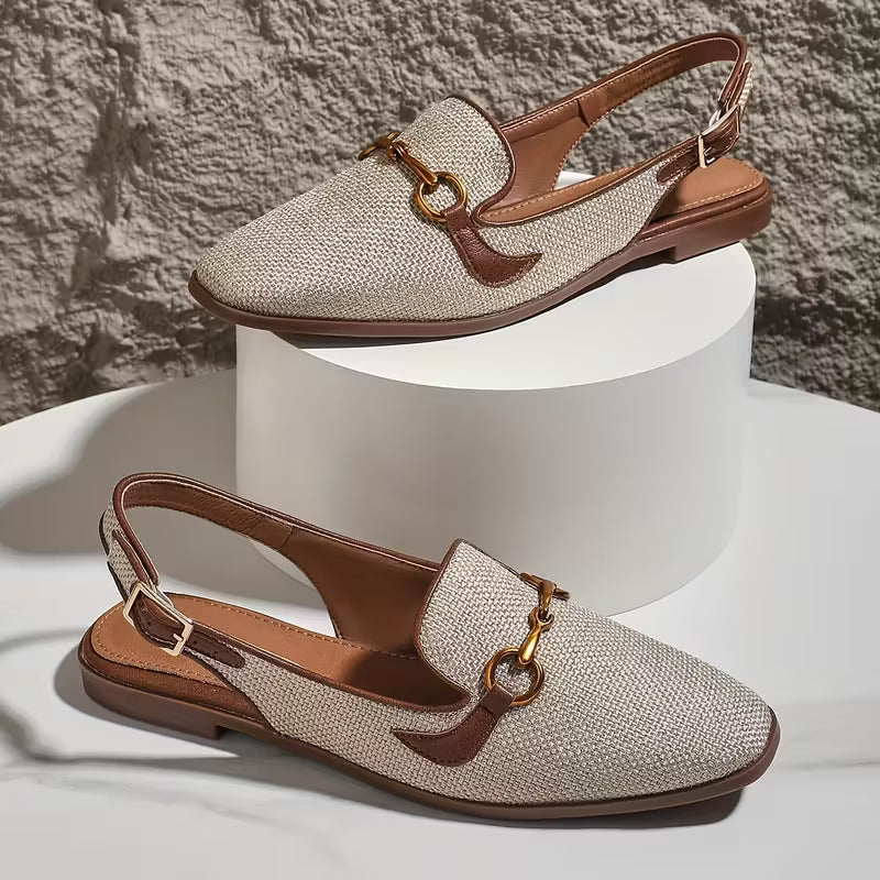 Ballerine slingback bianche da donna che uniscono stile ed eleganza al comfort quotidiano. Scarpe di moda.