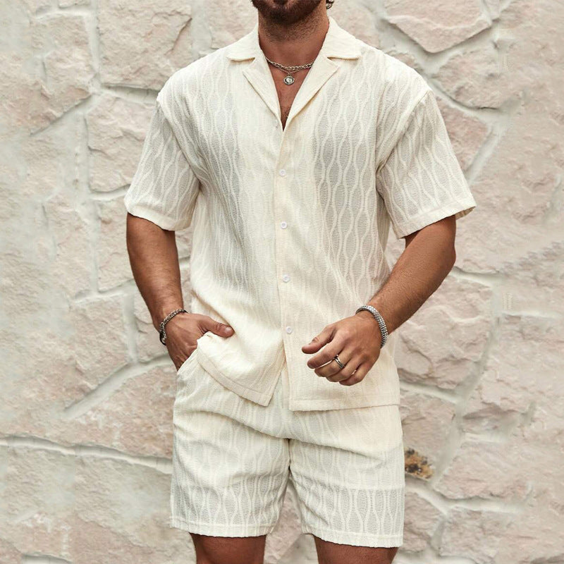 Completo estivo uomo beige in lino per look casual: camicia maniche corte e shorts, ideale per moda mare e relax.