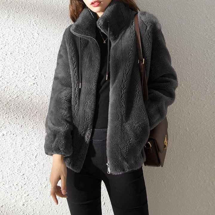 Giacca oversize donna in pile morbido. Calda, avvolgente e alla moda per l'inverno. Comfort e stile casual.
