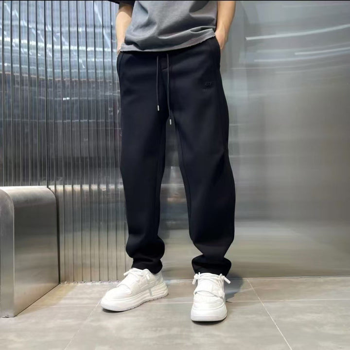 Pantaloni tuta uomo comodi con gamba affusolata, ideali per streetwear e look casual.