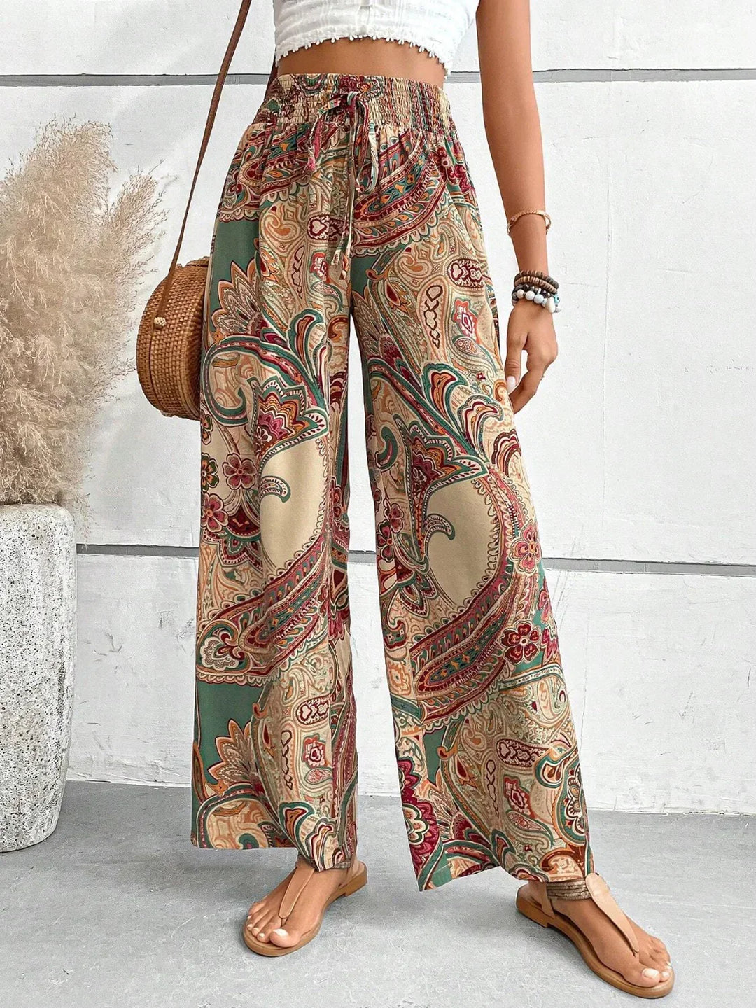 Pantaloni larghi da donna, stampa etnica, perfetti per la moda estiva e un look bohémien e alla moda.
