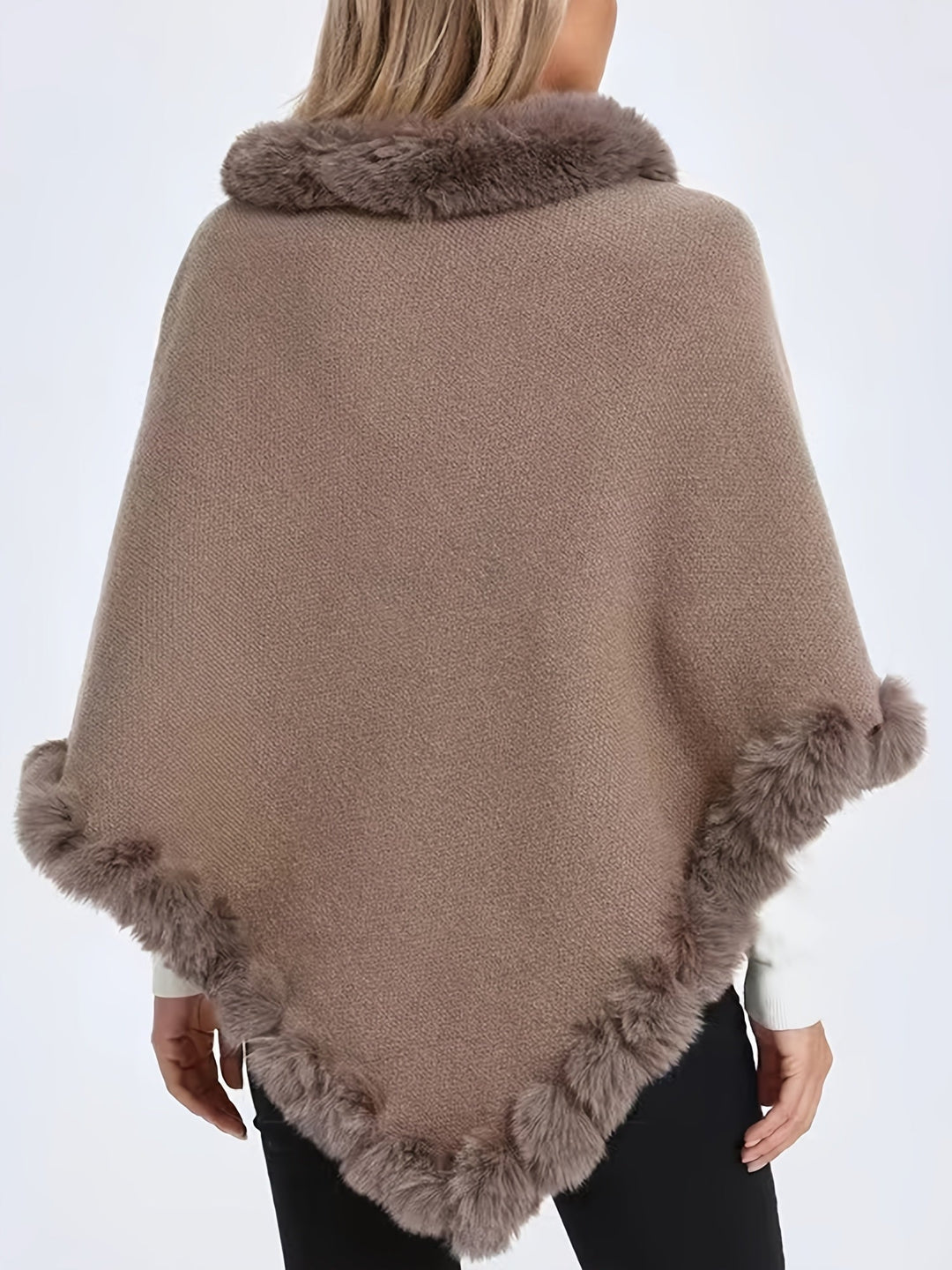 Poncho elegante da donna con bordo in pelliccia, capo versatile e caldo per la moda invernale.