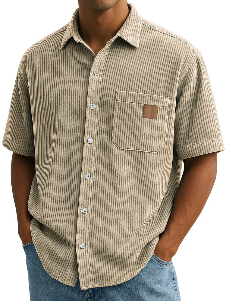 Camicia uomo estiva, maniche corte, bottoni e taschino effetto velluto. Stile casual versatile.