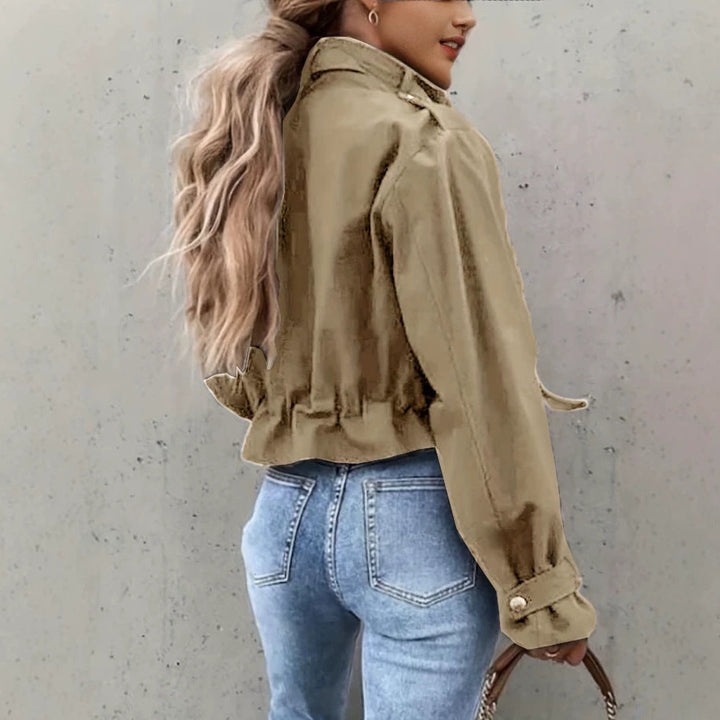 Giacca donna biker con collo alto protettivo, ideale per la mezza stagione, stile urbano.