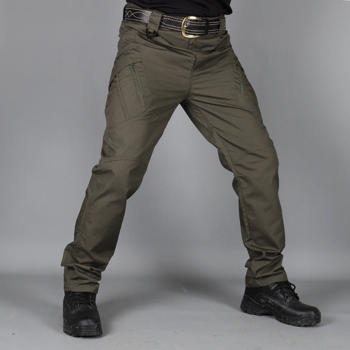 Pantaloni uomo dritti e resistenti alle pieghe, con vita media e cerniera. Il tessuto microelastico offre vestibilità perfetta.