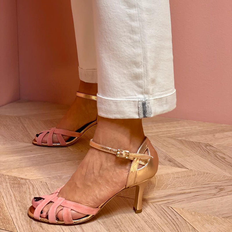 Chic sandali donna con tacco, aperti, design ergonomico. Calzature estive perfette per un look elegante e confortevole.