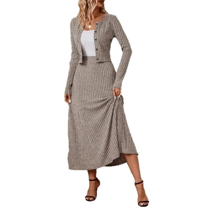 Completo donna: cardigan e gonna midi per un abbigliamento confortevole e alla moda, stile primavera autunno.