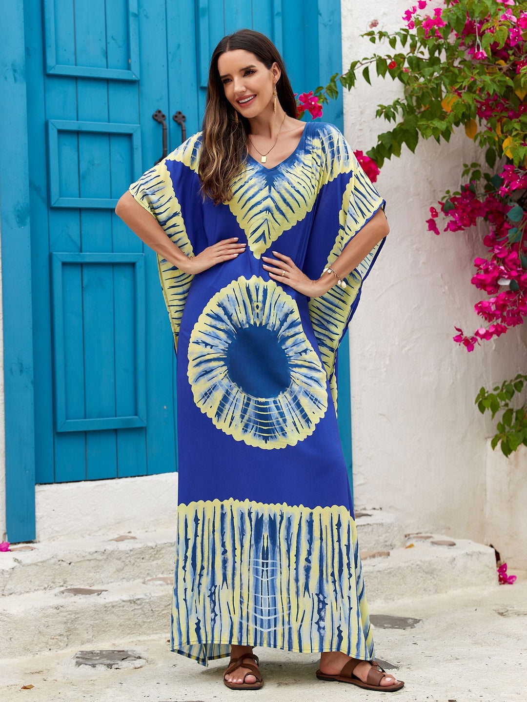 Elegante abito lungo stampato per donna, scollo a V, stile fluente, ideale per eventi estivi.