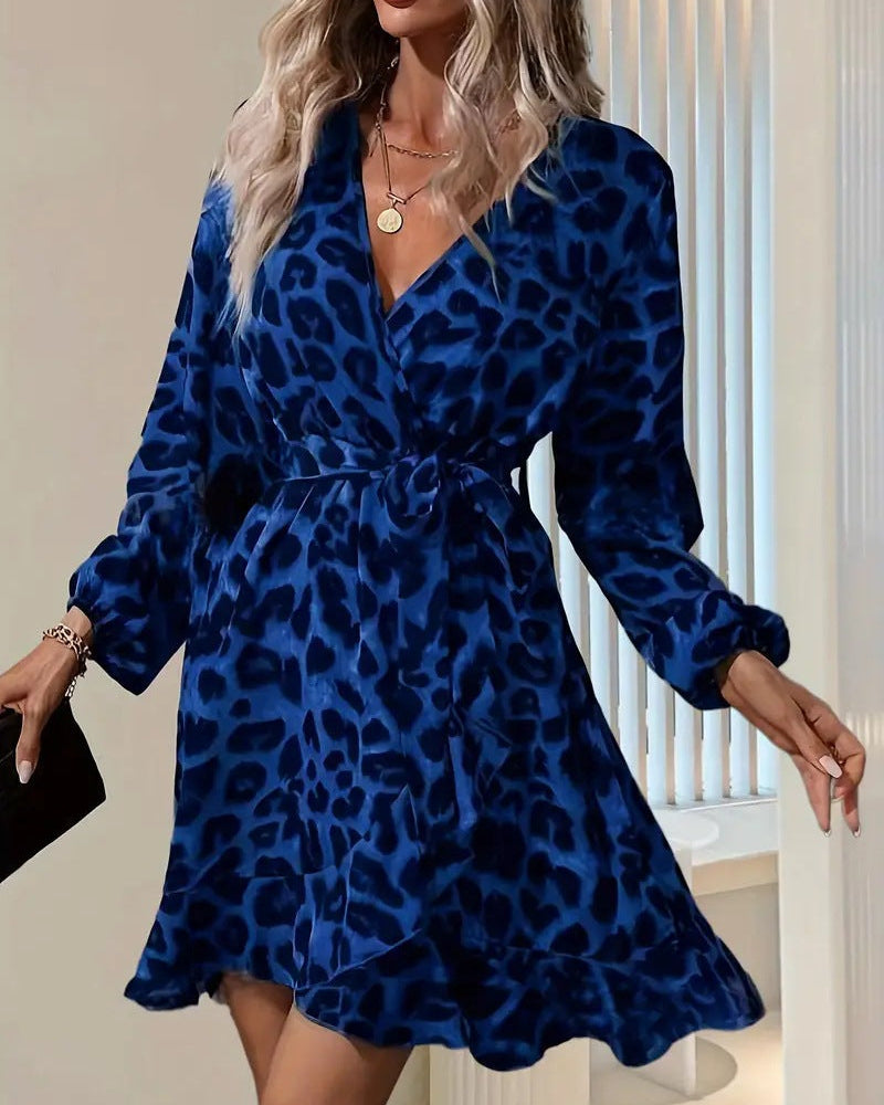 Abito midi donna leopardato estivo, elegante e di moda. Scollo a V e gonna asimmetrica per versatilità.