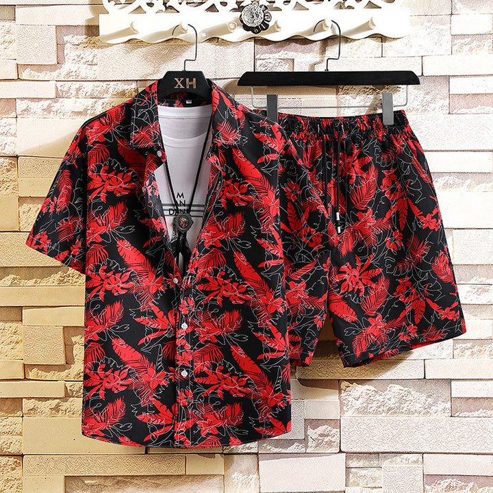 Completo uomo estivo due pezzi rosso scuro: camicia stampata casual e pantaloncini streetwear. Perfetto per l'outfit mare.