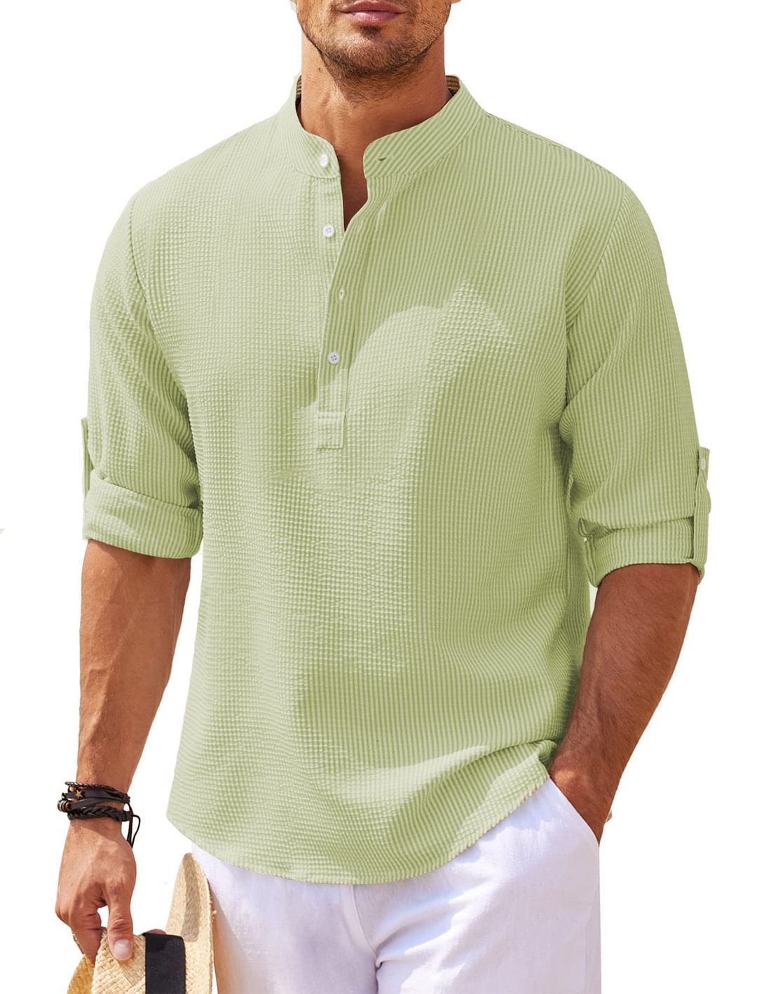 Uomo indossa camicia a maniche lunghe classica con colletto e bottoni. Look smart casual versatile.