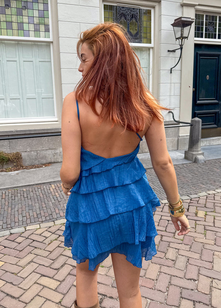 Mini abito estivo con volant, ideale per vacanze estive e look da party.